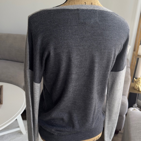 Banana Republic Two-Tone Gray Women's Sweater - Picture 7 of 8